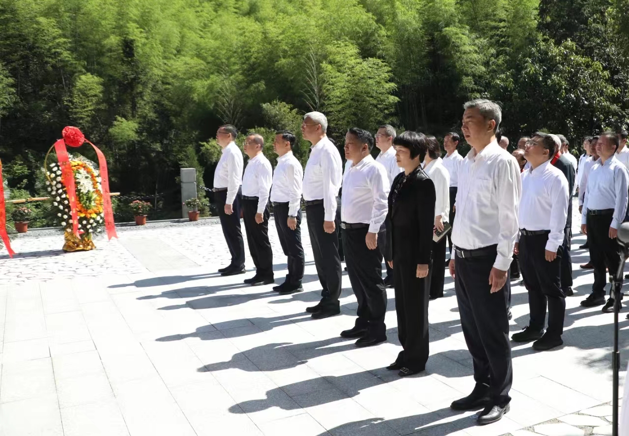 获中国新闻奖一等奖的团队，捐建了一座烈士纪念碑-历史与文化学院
