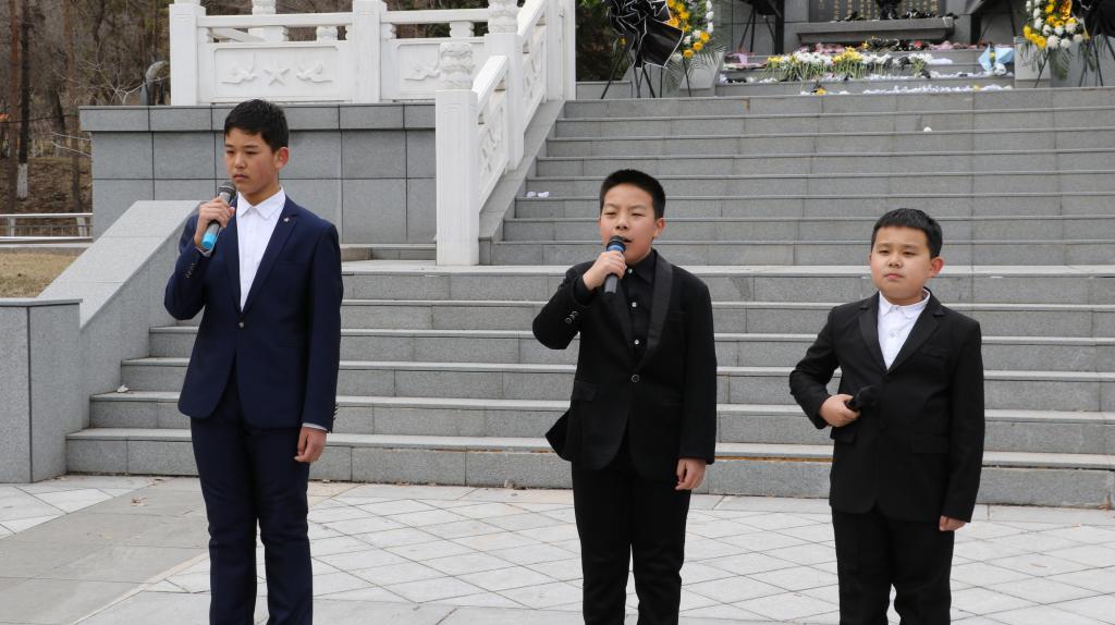要继承和发扬革命烈士的伟大精神,并将其融入到日常的生活和学习中